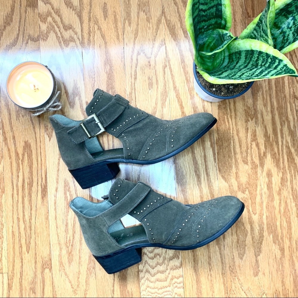 Cute cut out booties size 8 1/2